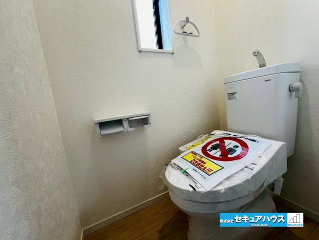 【本日ご案内可能】刈谷市今岡町　全3棟　のトイレ|【高機能トイレ】
◆高機能トイレの多くは便器のフタの開閉が自動であり、使用後に手動で水を流す面倒もなく非常に便利です。スタイリッシュな見た目で、お掃除しやすく、節水効果が高いです。