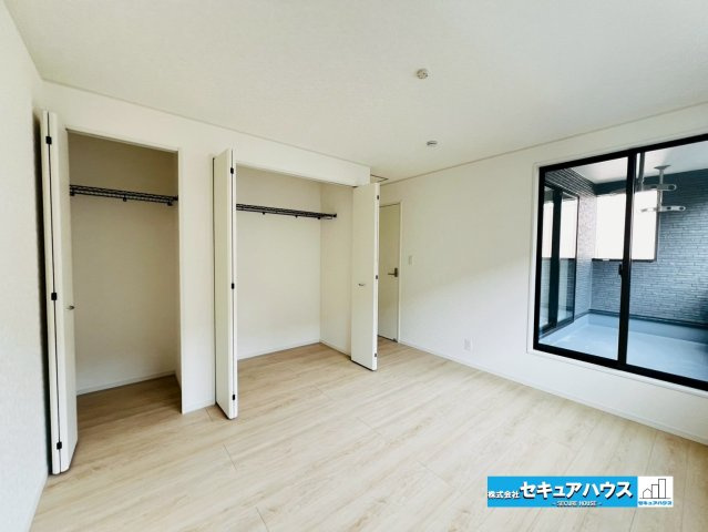 【本日ご案内可能】刈谷市今岡町　全3棟　の洋室|【洋室5.3帖】
◆広々とした居住空間は日々の暮らしを彩り、心のやすらぎと満足感を与えてくれます。通風と採光を考慮した設計は子供たちはのびのび育ち、家族でくつろぎと団らんを生み出します。