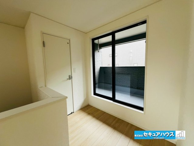 【本日ご案内可能】刈谷市今岡町　全3棟　のその他|【2階廊下】
◆廊下からバルコニーに出ることのできる設計です。部屋を経由しなくてよいため洗濯機からの同線が短くなるメリットと、プライベート空間を守りながらタイミングを気にせず洗濯できるのが魅力です。　