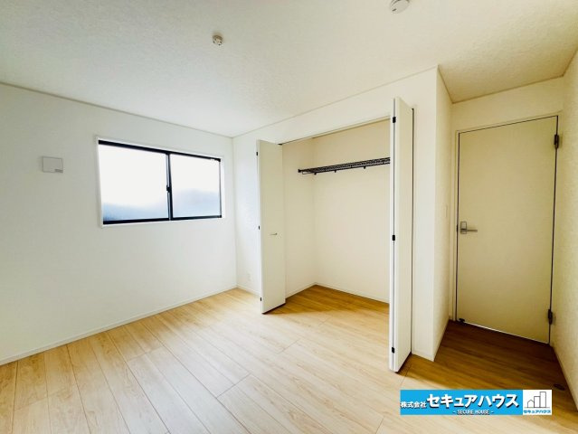 【本日ご案内可能】刈谷市今岡町　全3棟　の洋室|【洋室6.5帖】
◆家族一人ひとりの大切なプライベート空間。趣味に合わせて使って頂けるようシンプルに仕上げてあります。暮らし心地を大きく左右する収納を、適材適所に配置し使い勝手を考慮しました。　　　　