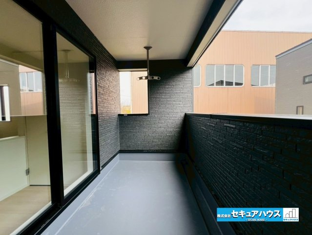 【本日ご案内可能】刈谷市今岡町　全3棟　のバルコニー|【バルコニー】
◆南向きのバルコニーは見晴らしもよく、太陽の温かな温もりをめいっぱい受け止めてくれます。そのため洗濯物がすぐに乾きます♪
◆急な天候の変化にも安心なインナーバルコニーです。　　　　　　