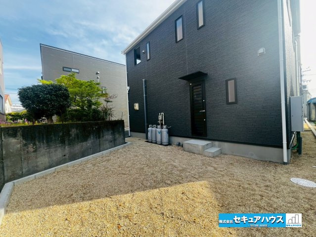 【同施工物件ご案内可能】刈谷市今岡町　全3棟　の内観：施工例|【洋室イメージ】
◆家族一人ひとりの大切なプライベート空間。趣味に合わせて使って頂けるようシンプルに仕上げてあります。暮らし心地を大きく左右する収納を、適材適所に配置し使い勝手を考慮しました。　