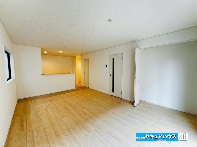 【本日ご案内可能】刈谷市今岡町　全3棟　の居間・リビング|【LDK17帖】
◆南向き×2面採光で陽当たり、通風共に良好です。長方形のリビングの為家具の配置もしやすいです。
◆広々とした大きなクローゼットに掃除機や備品のストックを見えない収納できます。　　　　