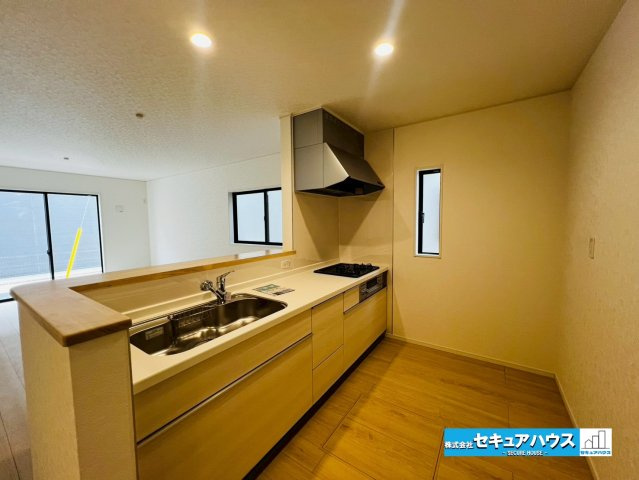 【本日ご案内可能】刈谷市今岡町　全3棟　のキッチン|【キッチン】
◆対面式キッチンの為、リビングで遊ぶお子様の様子やテレビを見ながら料理することができます。
◆キッチンの窓は調理中のニオイや煙、熱気を効率的に排出できる高い換気能力があります。　　　　　