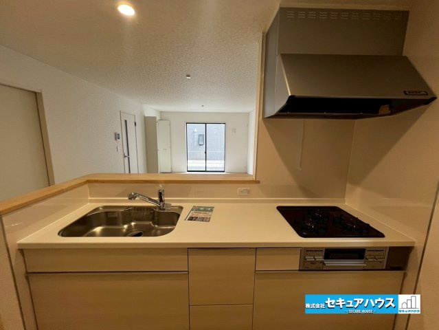 【本日ご案内可能】刈谷市今岡町　全3棟　のキッチン|【キッチン】
◆同時にたくさんの料理が調理できる3口コンロ付きです。「焼く・蒸す・煮る」の工程を同時進行で進めることができるので、料理を素早く作ることができます。育児でバタバタ忙しいママに嬉しい♪　　