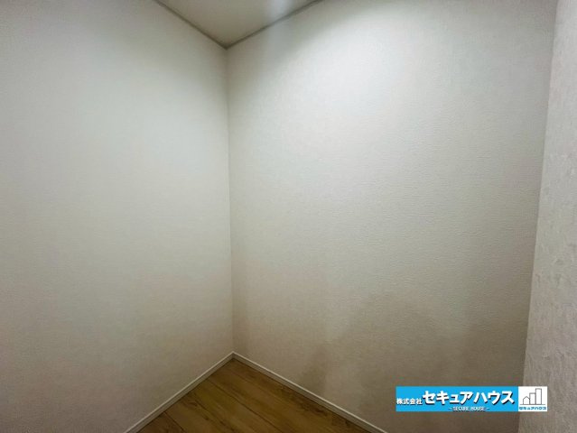 【本日ご案内可能】刈谷市今岡町　全3棟　の収納|【パントリー】
◆パントリー付きのキッチンです。飲み物やお菓子のストック等をできるスペースです。自分好みで棚を設置したりレイアウトできるのが魅力です。レイアウトを考える時間も楽しみになります。　　　　