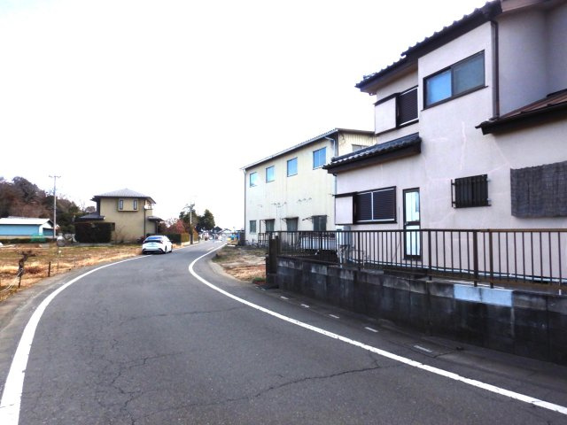 日高市鹿山中古住宅の前面道路含む現地写真
