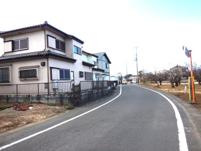 日高市鹿山中古住宅の前面道路含む現地写真