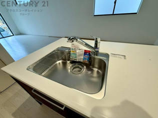 浄水機能付キッチン水栓は、飲み水や調理水の品質を向上させ、健康と安全をサポートします。便利な直飲みや炊飯用水として利用でき、ボトル水の買い物やストックの必要がなくなります。