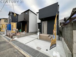 阪急「伊丹駅」、JR「伊丹駅」の両方が利用でき、バスアクセスも良いので通勤・通学に非常に便利です。商業施設が近く周辺環境の整った利便性の高い立地。