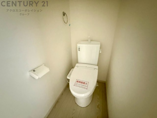 温水洗浄便座付トイレは温水洗浄機能により、暖かい水でおしりを洗浄することができ、冷たい水を使う従来の便座に比べ、温水洗浄機能で暖かいトイレを提供し、快適な使用を可能にします。