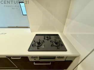 多数の調理器具を同時に使用でき、料理の効率化が可能。省エネで節約になり、様々な料理スタイルに適応できます。また、火力調整が独立しており、手入れや掃除もしやすく、今よりもっとお料理が楽しくなるかも。
