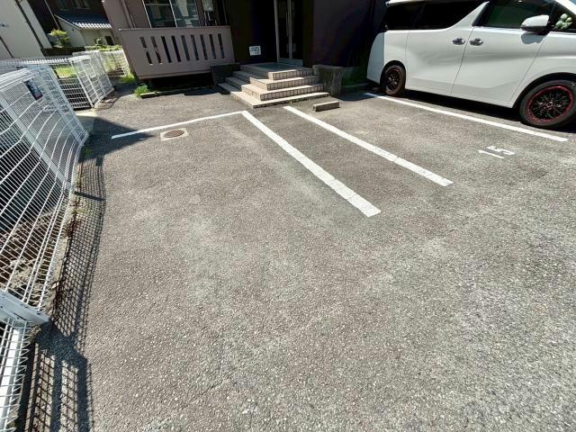 メゾンやすむろⅡの駐車場