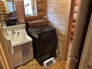 【洗面所】 | 【商談中】重厚感のあるログハウス