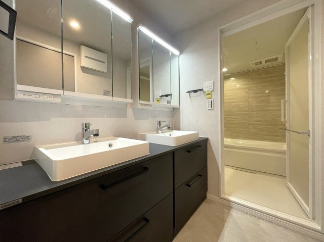 月見台は、時として雪見台にもなる。実質５部屋と言ってもイイんじゃない？な、【クレドール保土ケ谷月見台】リノベーションの独立洗面台|独立洗面台です