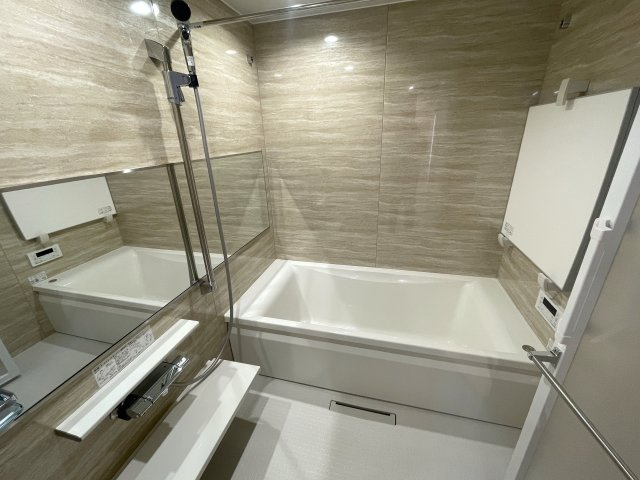 月見台は、時として雪見台にもなる。実質５部屋と言ってもイイんじゃない？な、【クレドール保土ケ谷月見台】リノベーションの浴室|きれいなお風呂です