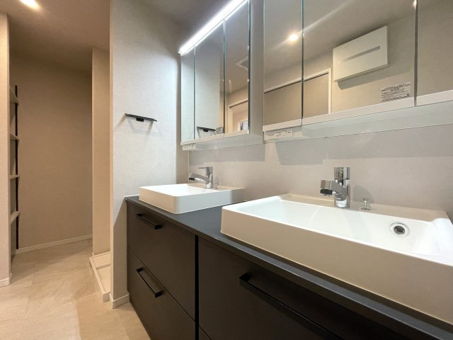 月見台は、時として雪見台にもなる。実質５部屋と言ってもイイんじゃない？な、【クレドール保土ケ谷月見台】リノベーションの独立洗面台|独立洗面台あり、毎朝おしゃれに忙しい女性の方におすすめです