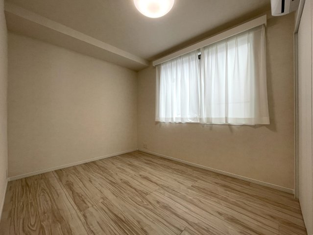 月見台は、時として雪見台にもなる。実質５部屋と言ってもイイんじゃない？な、【クレドール保土ケ谷月見台】リノベーションの洋室|スタンダードな洋室です