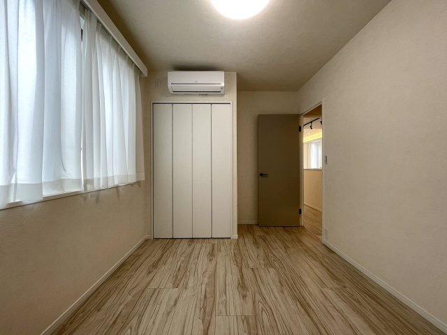 月見台は、時として雪見台にもなる。実質５部屋と言ってもイイんじゃない？な、【クレドール保土ケ谷月見台】リノベーションの洋室|スタンダードな洋室です