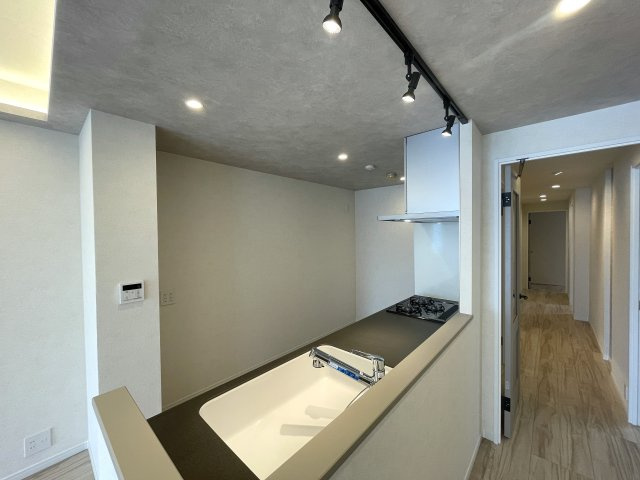 月見台は、時として雪見台にもなる。実質５部屋と言ってもイイんじゃない？な、【クレドール保土ケ谷月見台】リノベーションのキッチン|きれいなキッチンです