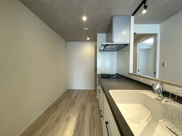 月見台は、時として雪見台にもなる。実質５部屋と言ってもイイんじゃない？な、【クレドール保土ケ谷月見台】リノベーションのキッチン|コンパクトなキッチンで掃除もラクラク