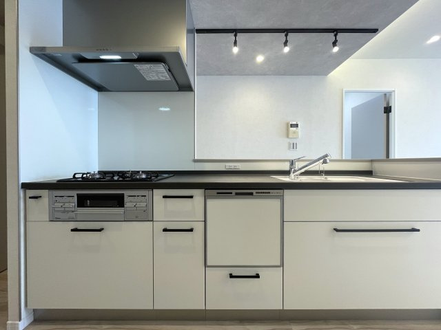 月見台は、時として雪見台にもなる。実質５部屋と言ってもイイんじゃない？な、【クレドール保土ケ谷月見台】リノベーションのキッチン|きれいなキッチンです