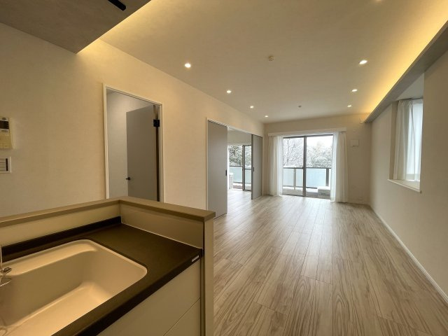 月見台は、時として雪見台にもなる。実質５部屋と言ってもイイんじゃない？な、【クレドール保土ケ谷月見台】リノベーションの居間・リビング|ゆったりとしたリビングです