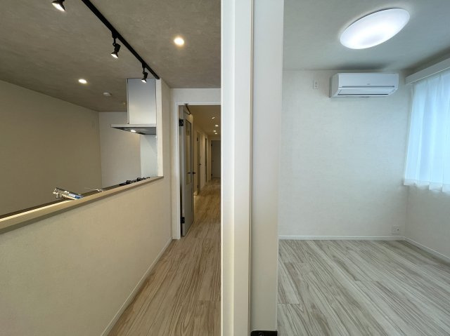 月見台は、時として雪見台にもなる。実質５部屋と言ってもイイんじゃない？な、【クレドール保土ケ谷月見台】リノベーションの居間・リビング|ゆったり過ごせる居間です