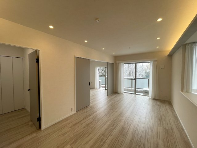 月見台は、時として雪見台にもなる。実質５部屋と言ってもイイんじゃない？な、【クレドール保土ケ谷月見台】リノベーションの居間・リビング|リビングです