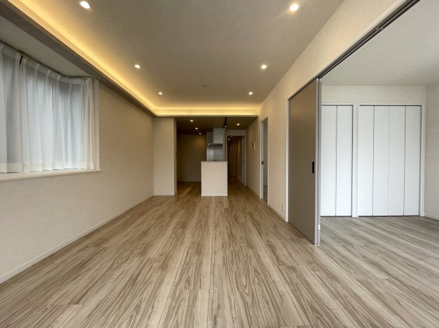 月見台は、時として雪見台にもなる。実質５部屋と言ってもイイんじゃない？な、【クレドール保土ケ谷月見台】リノベーションの居間・リビング|おしゃれなリビングです