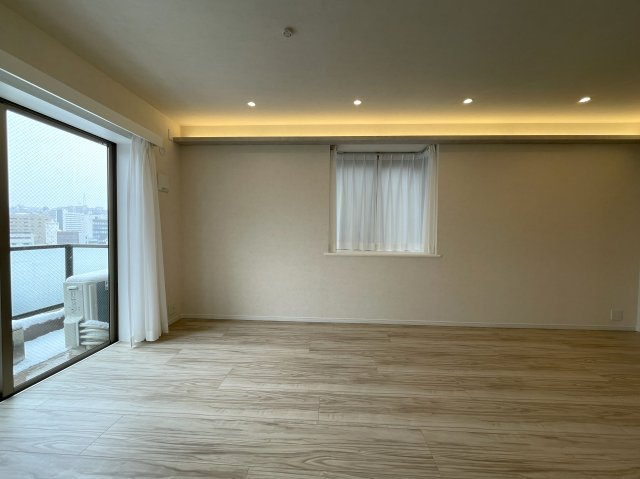 月見台は、時として雪見台にもなる。実質５部屋と言ってもイイんじゃない？な、【クレドール保土ケ谷月見台】リノベーションの居間・リビング|おしゃれな居間です