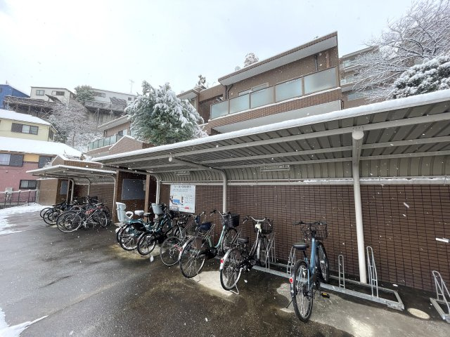 月見台は、時として雪見台にもなる。実質５部屋と言ってもイイんじゃない？な、【クレドール保土ケ谷月見台】リノベーションの駐輪場