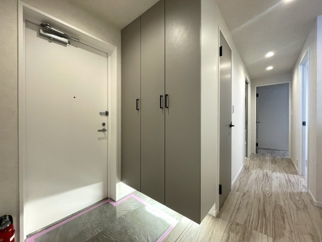 月見台は、時として雪見台にもなる。実質５部屋と言ってもイイんじゃない？な、【クレドール保土ケ谷月見台】リノベーションの玄関|玄関です