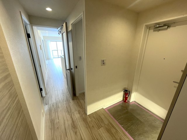 月見台は、時として雪見台にもなる。実質５部屋と言ってもイイんじゃない？な、【クレドール保土ケ谷月見台】リノベーションの玄関|毎日通る玄関はこちらです