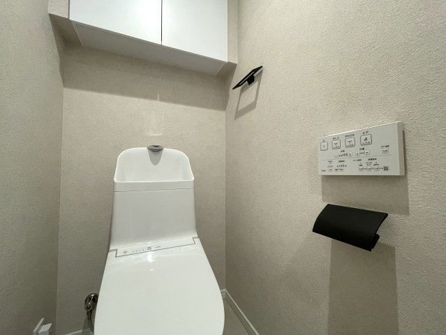 月見台は、時として雪見台にもなる。実質５部屋と言ってもイイんじゃない？な、【クレドール保土ケ谷月見台】リノベーションのトイレ|落ち着いた色調のトイレです