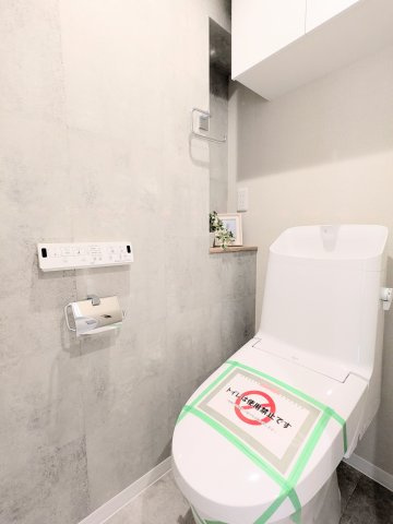 東陽町コーポラスのトイレ|～吊戸棚付きのトイレ写真～