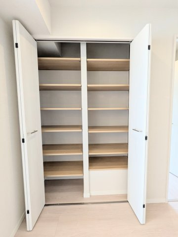 東陽町コーポラスの収納|～リビング内の収納写真～