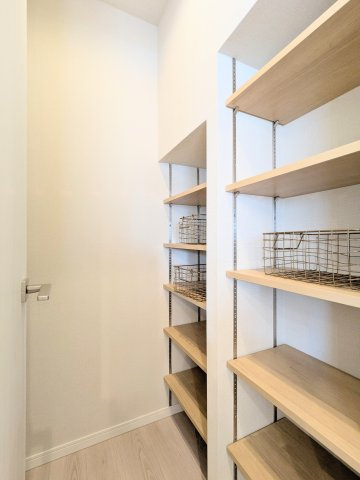 東陽町コーポラスの収納|～キッチン裏のパントリー写真～