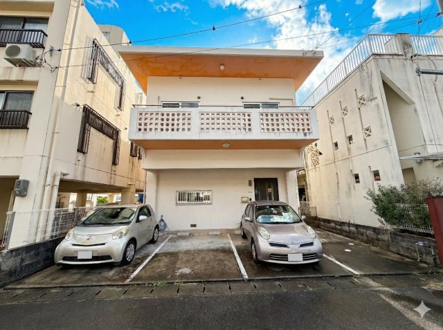 北中城村美崎RC戸建の駐車場