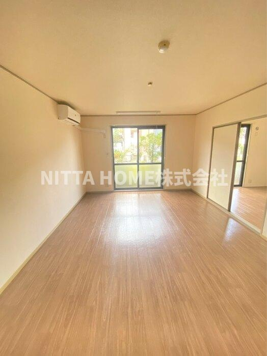 グランシャリオ　B棟の居間・リビング|リビングは広々１３．５帖♪