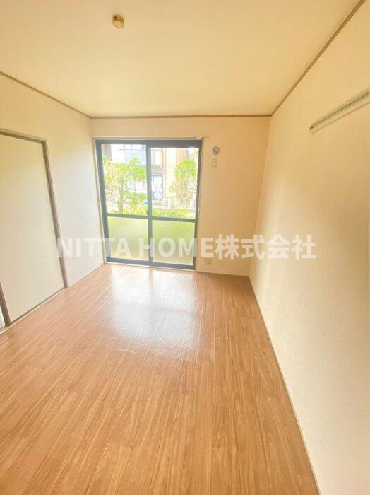 グランシャリオ　B棟の居間・リビング|洋室のお部屋は６．７５帖と６帖の２部屋◇