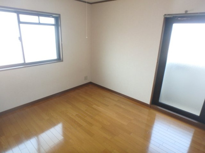 【寝室】 | ステラハウス４－８００ | たっぷりの陽射しが射し込むお部屋です