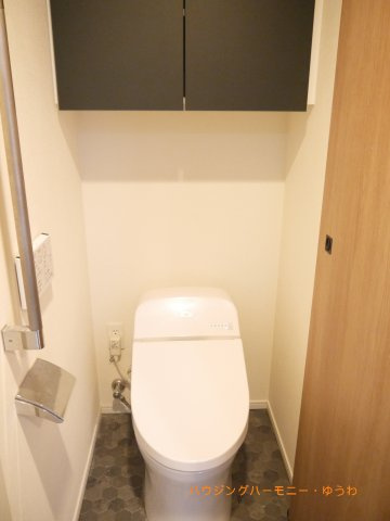 【トイレ】 | ルフォンリブレ赤羽 | 白を基調とした清潔感があるトイレ。温水洗浄便座付きです。