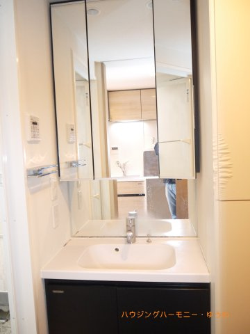 【独立洗面台】 | ルフォンリブレ赤羽 | 身だしなみチェックや歯磨きなど、朝の慌ただしい時間でも余裕とゆとりを感じられる。