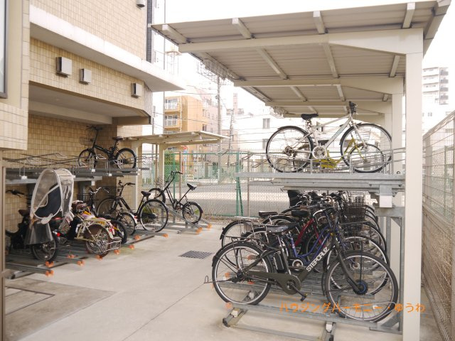 【駐輪場】 | ルフォンリブレ赤羽 | 屋根付きの駐輪場となっていますので、雨の日でも大切な自転車が濡れずに済みます。
