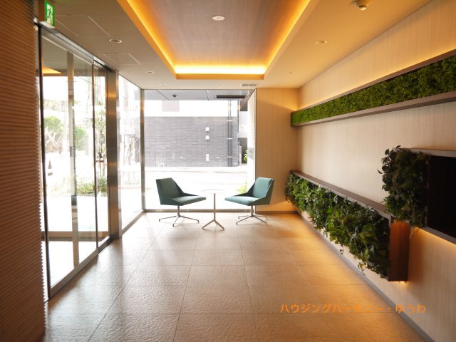 【その他共用部分】 | ルフォンリブレ赤羽 | 清潔感と歓迎感があるエントランスホールとなります。