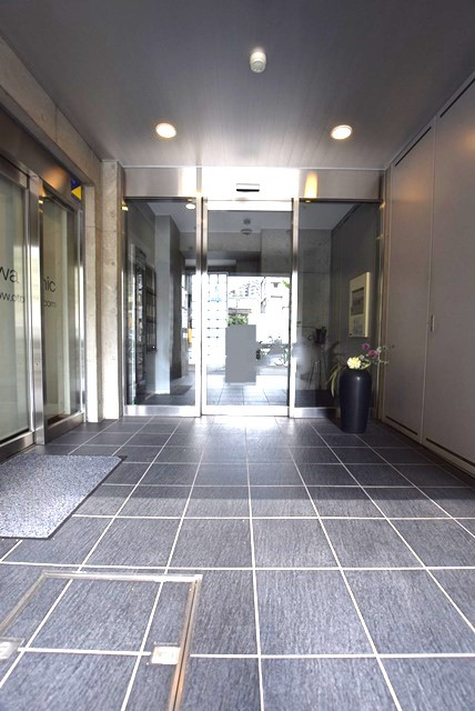 音羽クリニックビルのエントランス