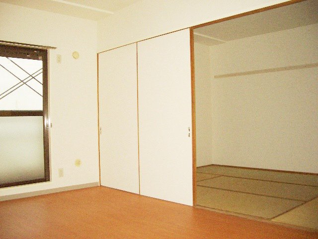 グリーンシャンテの居間・リビング|奥は和室の部屋です