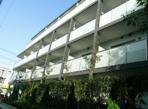 【外観】 | エスティメゾン新中野 | 鉄筋コンクリート造のがっちりとした建物。