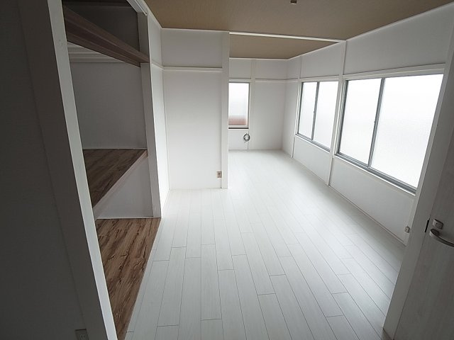 CoCoハイツの居間・リビング|白基調の明るい室内、多面採光で日当たり良好